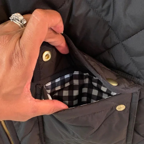 J.Crew Chic Signature Black Puffer Vest Fall Staple Sz L Gold Zipper EUC - Picture 10 of 11